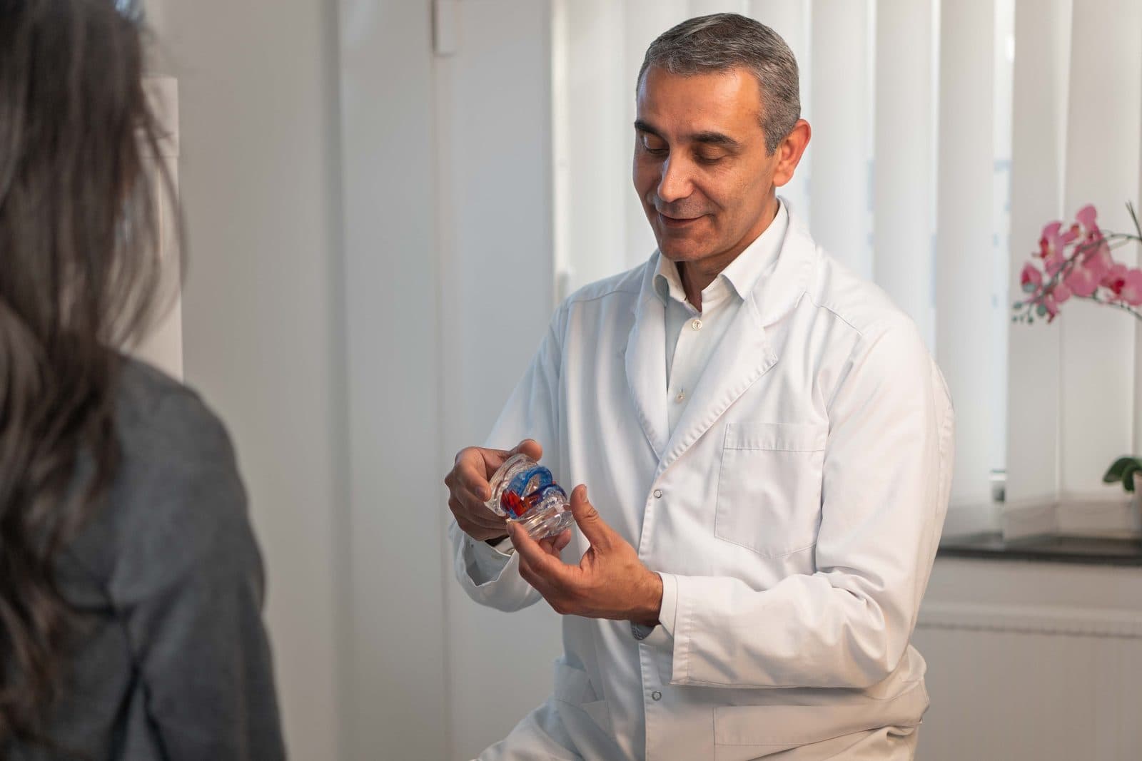 Tandläkare går igenom behandlingsförslag med patient på Botkyrka Dental