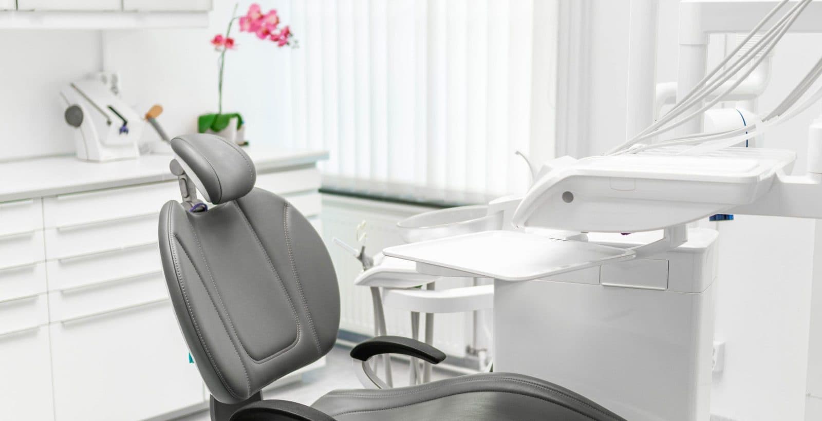 Modernt behandlingsrum med tandläkarstol på Botkyrka Dental i Tumba